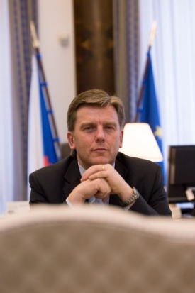 Vlček navrhl, že požádá o vyhlášení legislativní nouze.