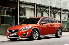 Volvo C30 dostalo novou masku a může mít sportovnější podvozek.