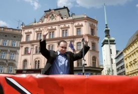 Dělnickou stranu má rozpustit pražský advokát Tomáš Sokol.