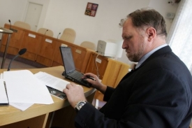 Advokát Tomáš Sokol má zastupovat stát proti Dělnické straně.