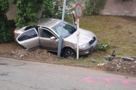 Nabourané a prostřílené auto, kterým prchal pachatel.