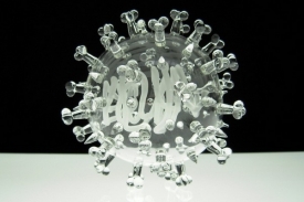 Křehká krása mikroskopického zabijáka: virus SARS vyrobený ze skla.