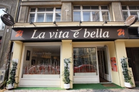 Luxustí pražská restaurace, v které se Dalík s Tvrdíkem sešli.