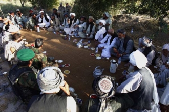 Rada místních vůdců. Stále častěji se podřizují Talibanu.