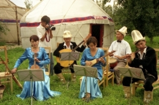 Kyrgyzští lidoví muzikanti.