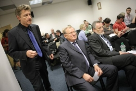 Jiří Mejstřík (uprostřed) si zavařil skandálem před volbou.