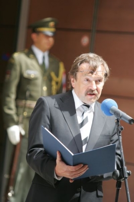 Svému předchůdci Václavu Kasíkovi vyčítá žalostnou komunikaci s radou.