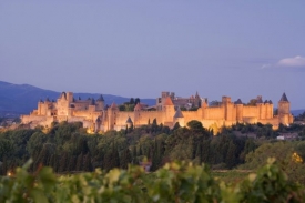 Carcassonne leží 808 km jižně od Paříže.