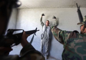Voják USA cvičí své afghánské kolegy.