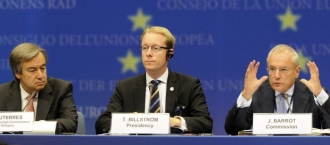 Komisař Jacques Barrot (P) na zasedání Rady EU o imigraci a azylu.