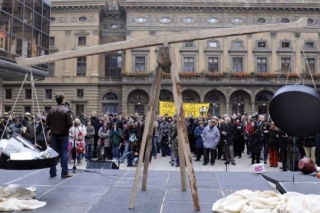 Obří váhy mají symbolizovat nepovedenou metodiku hodnocení české vědy.