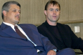 Kauza fotbalové korupce. Nejznámější případ advokáta Hrádely (vlevo), na snímku s rozhodčím Zejdou.