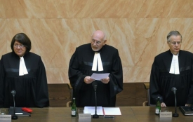 Předseda Ústavního soudu Pavel Rychetský (uprostřed) čte rozhodnutí.