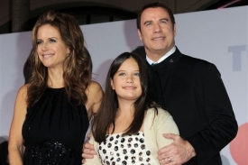 Pevně spolu. Travolta s manželkou a dcerou.