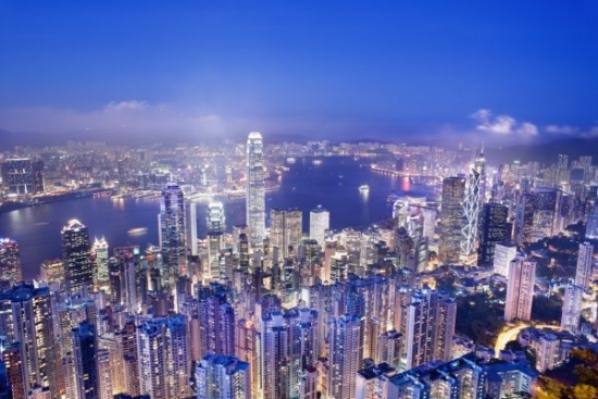 Ostrov Hong Kong je tvořen shlukem mrakodrapů.