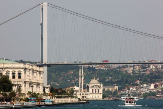 Pohled na Galatský most v Istanbulu.