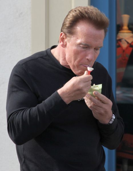 Kalifornský guvernér Arnold Schwarzenegger si pochutnává na zmrzlině.  (Foto: Profimedia)