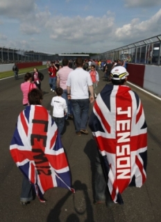 Britští fanoušci v Silverstonu se mohou těšit na další Velké ceny.