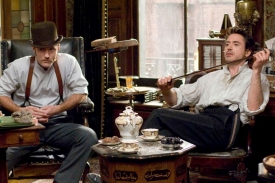 Robert Downey Jr. (vpravo) jako Sherlock Holmes.