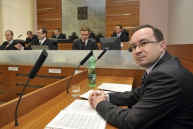 Předseda Dělnické strany Tomáš Vandas u Nejvyššího správního soudu.