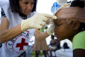Češi stále přispívají na pomoc obětem na Haiti.