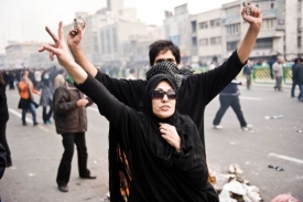 Za účast na opozičních demonstracích jsou v Íránu souzeny stovky lidí.