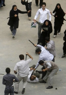 Zásah proti demonstrantům v Teheránu v červnu.