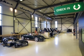 Továrna Spykeru vypadá spíše jako muzeum.