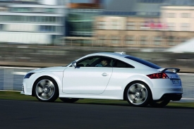 Audi TT RS s akcelerací nemá problém. Ani s brzděním.