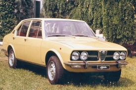 Alfetta z počátku sedmdesátých let se prezentovala kromě ladné karoserie i spoustou technických předností, jako bylo elektronicky řízené proměnné časování vetilů.