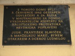 56. Pamětní deska na domě Kováků 1811/12 připomíná JUDr. Františka Slavíčka a jeho rodinu.