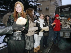 Prokremelská mládež nese dřevo k ukrajinské ambasádě...