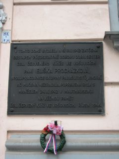 63. Pamětní deska na domě Kodaňská 559/23 s drobnou nepřesností (skupina parašutistů „Jindra“) připomíná Elišku Procházkovou.