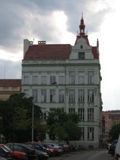 64. Vršovice - Škola Kodaňská. Nedaleko tohoto domu se tyčí budova bývalé 5. obecné chlapecké školy, kde byl řídícím učitelem Jan Zelenka- Hajský. 