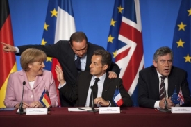 Všichni čtyři aktéři na scéně: Merkelová, Berlusconi, Sarkozy a Brown.