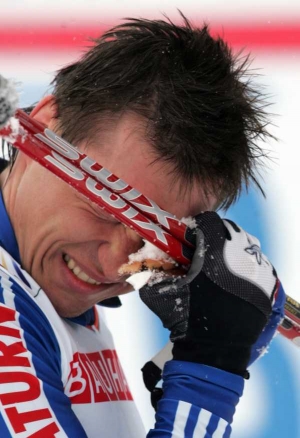 Smutný hrdina Rus Legkov: spadl těsně před cílem a přišel o medaili.