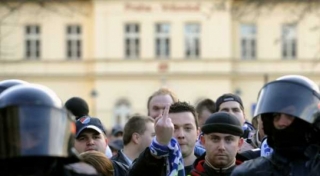 Těžkooděnci doprovázejí zhruba 400hlavý dav fanoušků Baníku Ostrava.