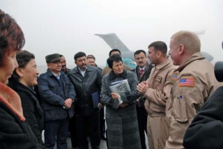 Kyrgyzští poslanci na návštěvě na základně Manas.