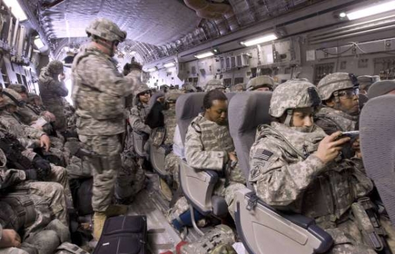 Američtí vojáci na cestě z Manasu do Afghánistánu.