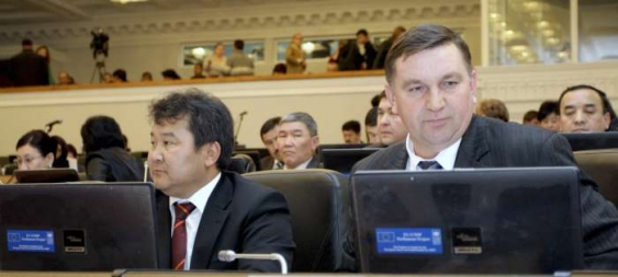 Poslanci kyrgyzského parlamentu proti USA na základně Manas.
