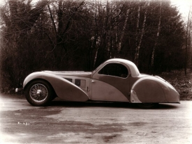 Jiný z pouhých sedmnácti vyrobených kusů Bugatti Type 57S Atalante na dobové fotografii.