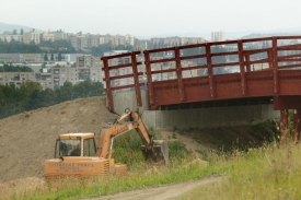 Stavba běžeckých tratí ve Vesci.