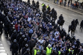 Průvod ostravských fanoušků pod dohledem policie.