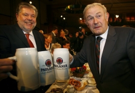 Milovník piva Beckstein (vpravo) a exšéf socialistů (SPD) Beck.