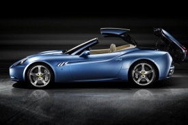 Ferrari California umí zatáhnout střechu za čtrnáct vteřin.