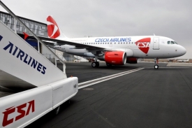 Opozice zpochybňuje prodej aerolinek v době krize.