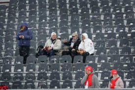 Pohled na část tribuny v areálu ve Vesci během závodu běžkařek.