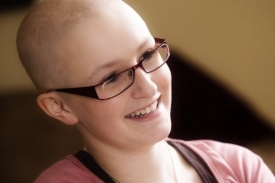 Smějící se dívka nemocná rakovinou.