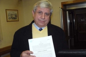Miloslav Mrština ukazuje dokument, který má dokázat jeho nevinu.