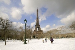První patro Eiffelovy věže se promění před Vánoci ve sněžnou stezku.